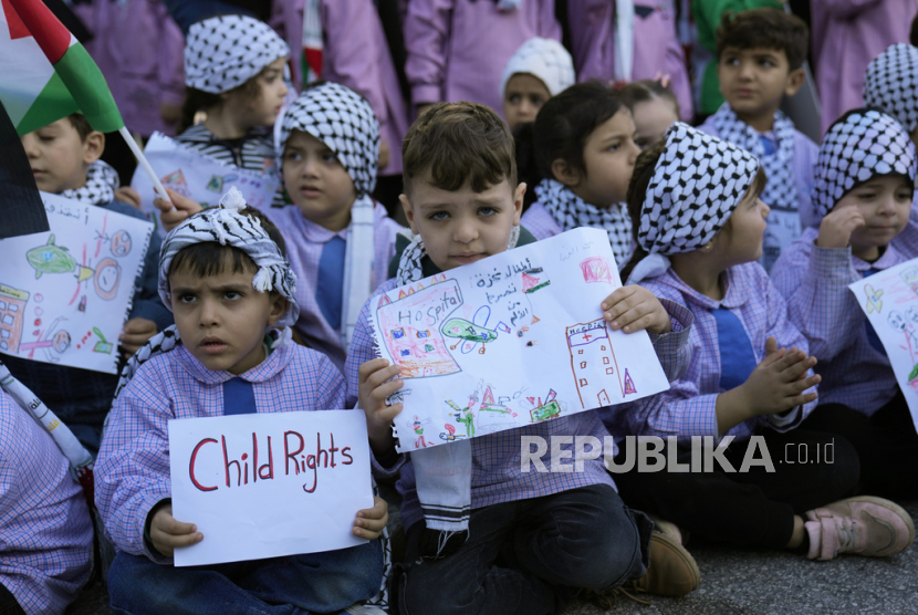 Siswa sekolah dasar memegang posteruntuk menunjukkan solidaritas mereka terhadap rakyat Palestina di Gaza, di Beirut, Lebanon, Kamis, (14/12/2023).