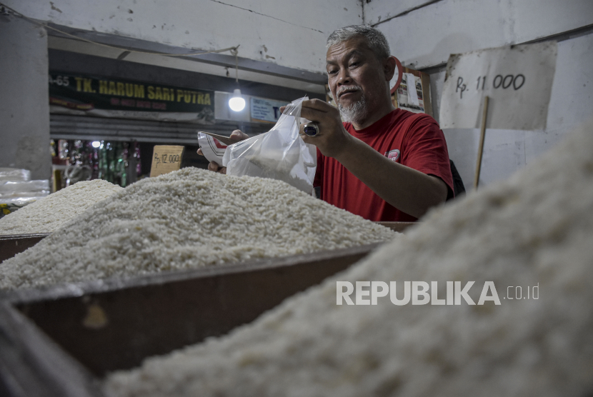 Pedagang beras berkativitas di kiosnya di Pasar Kosambi, Kota Bandung, Rabu (21/12/2022). Pedagang di pasar tersebut menyatakan, jelang perayaan Natal dan Tahun Baru 2023 sejumlah bahan pokok mengalami kenaikan diantaranya harga daging ayam dari Rp30 ribu menjadi Rp35 ribu per kilogram, telur ayam menjadi Rp22 ribu, cabai rawit  menjadi Rp50 ribu, bawang merah menjadi Rp35 ribu dan beras dari Rp9 ribu menjadi Rp10 ribu. Republika/Abdan Syakura