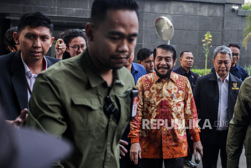 Ketua Mahkamah Konstitusi Anwar Usman (kedua kanan) bersiap menjalani sidang dugaan pelanggaran kode etik hakim konstitusi di Gedung Mahkamah Konstitusi, Jakarta, Selasa (31/10/2023). 