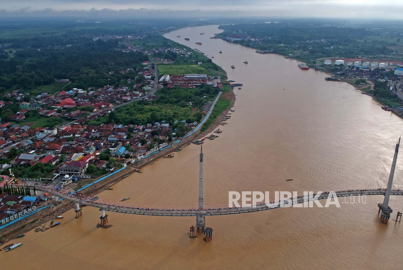 Foto udara Jembatan Gentala Arasy di atas aliran Sungai Batanghari, Jambi.