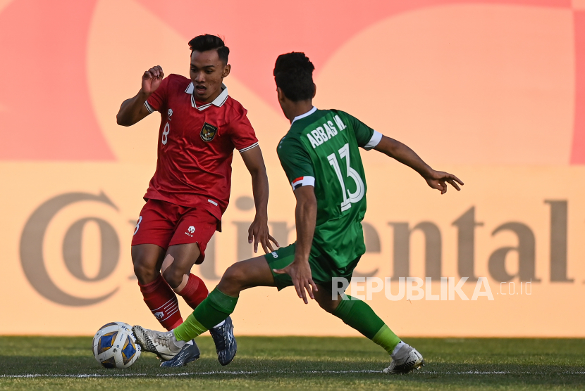 Pemain timnas U-20 Indonesia Arkhan Fikri berebut bola dengan pemain timnas U-20 Irak Abbas Majid dalam kualifikasi Grup A Piala Asia U-20 di Stadion Lokomotiv, Tashkent, Uzbekistan, Rabu (1/3/2023).