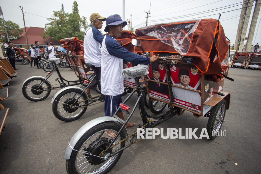Tukang Becak Lansia Terima Bantuan Becak Listrik dari Presiden Prabowo