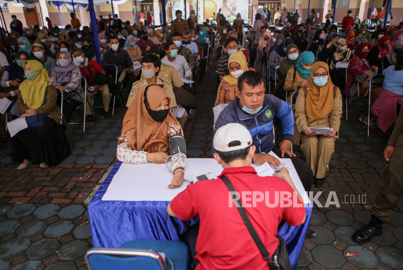 Sejumlah guru melakukan pemeriksaan tekanan darah sebelum mengikuti vaksinasi COVID-19 Sinovac di Gedung Pemerintah Kota Tangerang, Banten, Selasa (30/3/2021). Sebanyak 6.400 guru di Kota Tangerang mengikuti vaksinasi sebagai persiapan pembelajaran tatap muka yang direncanakan digelar pada Juli 2021 mendatang. 