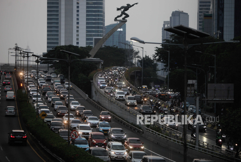 Sejumlah kendaraan terjebak kemacetan di kawasan Pancoran, Jakarta, Senin (21/8/2023). Penerapan kebijakan Work From Home bagi Aparatur Sipil Negara dinilai belum berpengaruh karena masih terjadinya kemacetan di ruas jalan protokol Ibu Kota dan polusi udara yang masih dalam kategori tidak sehat berdasarkan situa IQAir.