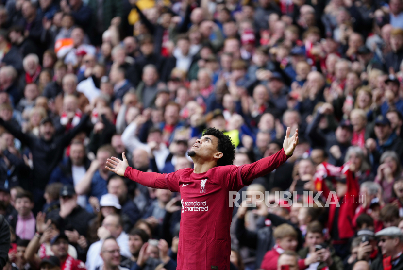 Pemain Liverpool Luis Diaz berselebrasi setelah mencetak gol kedua timnya pada pertandingan sepak bola Liga Premier Inggris antara Liverpool dan Tottenham Hotspur di stadion Anfield di Liverpool, Ahad (30/4/2023). 