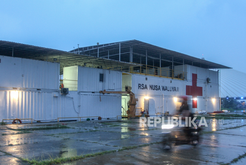 Pengendara motor melintas di dekat Rumah Sakit Apung (RSA) Nusa Waluya II yang bersandar di Pelabuhan Indonesia (Pelindo) II di Pekanbaru, Riau, Jumat (18/9/2020). RSA ini merupakan rumah sakit berbentuk tongkang hasil kolaborasi bersama antara doctorSHARE dan PT Multi Agung Sarana Ananda (MASA) di mana RSA tersebut akan menjadi fasilitas perawatan kesehatan tingkat lanjut yang dapat merawat pasien yang membutuhkan perhatian medis khusus. 