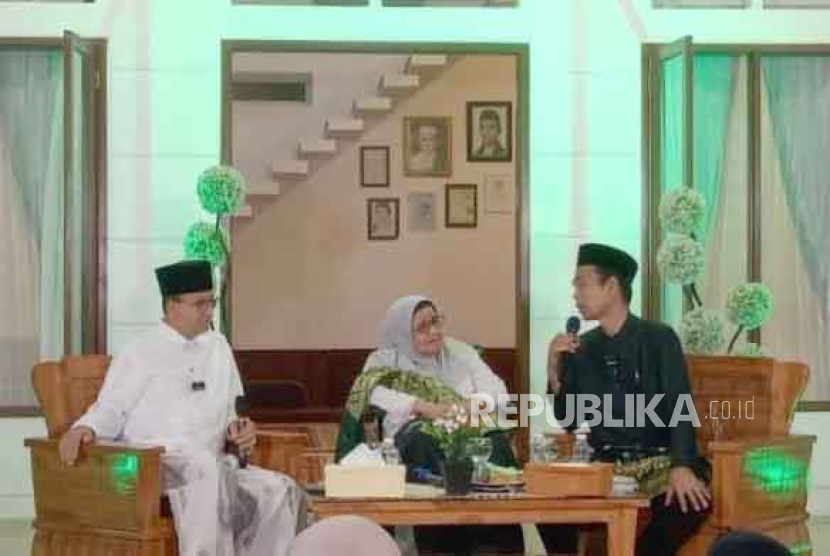 Capres nomor urut 1 Anies Baswedan saat mengunjungi kediaman Ustaz Abdul Somad (UAS) di Pekanbaru, Riau, Rabu (13/12/2023).
