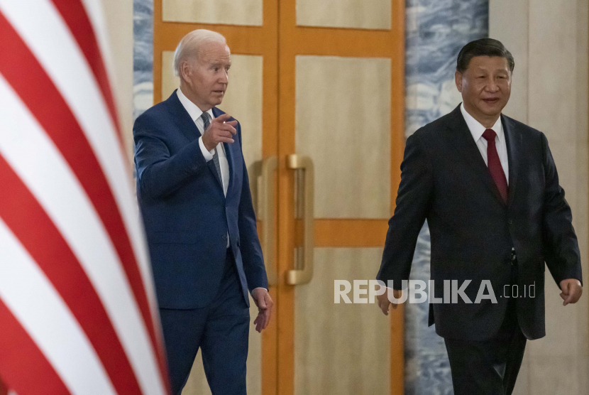 Presiden AS Joe Biden, kiri, tiba bersama Presiden Tiongkok Xi Jinping untuk menghadiri pertemuan di sela-sela KTT G20, Senin, 14 November 2022, di Bali, Indonesia.