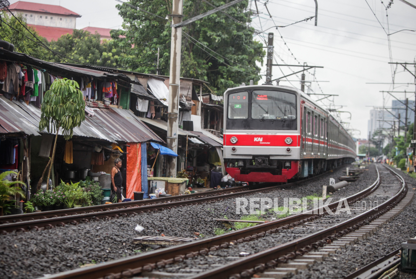 KRL melintas di dekat pemukiman warga di kawasan Pejompongan, Jakarta, Kamis (15/2/2024).