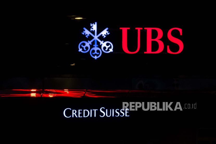 Logo UBS. Credit Suisse Group AG dan UBS Group AG masuk ke daftar bank yang diawasi dalam penyelidikan Departemen Kehakiman Amerika Serikat (AS).