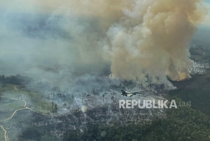 Pesawat tempur F-16 dari Skadron Udara 16/Rydder Lanud Roesmin Pekanbaru, terbang diatas lahan yang terbakar di Koto Tuo, Kampar, Riau, Rabu (21/7/2021). Riau menetapkan status Siaga Darurat Karhutla hingga 30 November 2023.
