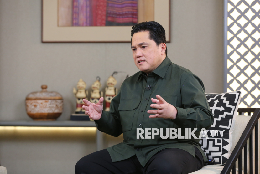 Menteri BUMN Erick Thohir saat diwawancarai oleh Republika, Jakarta, Ahad (10/8/2025).