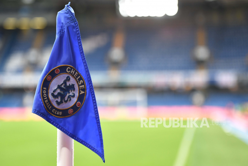 Bendera pojok dengan logo klub sepak bola Chelsea terlihat di Stadion Stamford Bridge belum lama ini. 