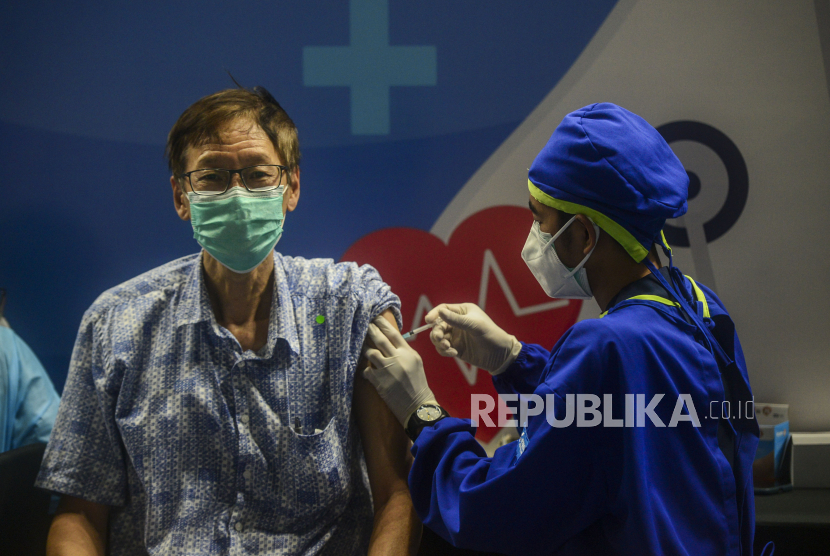 Tenaga kesehatan menyuntikan vaksin Covid-19 kepada lansia di Istora Senayan, Jakarta, Jumat (19/3). Pemerintah memastikan pengelolaan anggaran pendapatan dan belanja negara (APBN) selama masa pandemi Covid-19 berada dijalan yang benar. Selama masa pandemi APBN diprioritaskan bagi sektor sektor kesehatan.