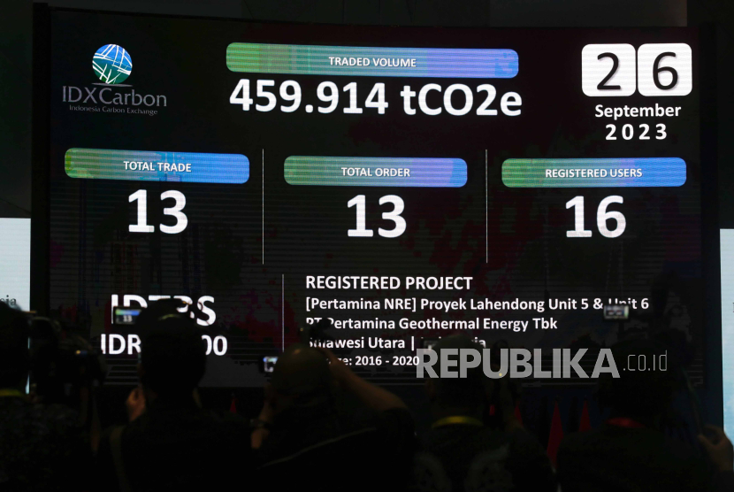 Tamu undangan melihat monitor yang menampilkan informasi volume perdagangan karbon pada upacara pembukaan Bursa Karbon Indonesia di Jakarta, Indonesia, Selasa (26/9/2023).