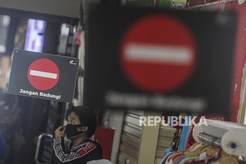 Seorang pengunjung memakai masker di Pasar Mayestik, Jakarta, Sabtu (17/10). Pasar yang merupakan salah satu penunjang perekonomian negara pada masa krisis akibat pandemi Covid-19 diharapkan menerapkan protokol kesehatan lebih ketat kepada pedagang, pengunjung maupun pengelola untuk mencegah penyebaran Covid-19 di lingkungan pasar. (ilustrasi)