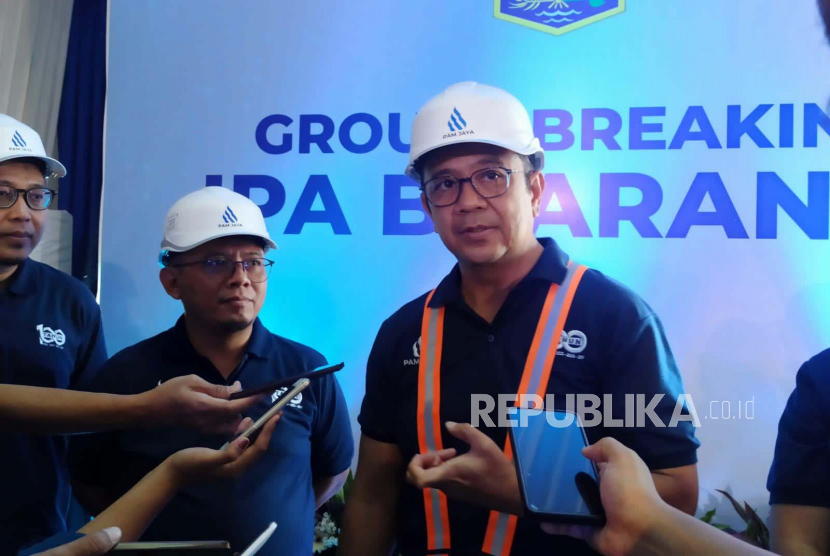 Direktur Utama PAM Jaya, Arief Nasrudin memberikan keterangan kepada wartawan di Jalan IPA Buaran, Pondok Kelapa, Duren Sawit, Jakarta Timur pada Rabu (12/4/2023).