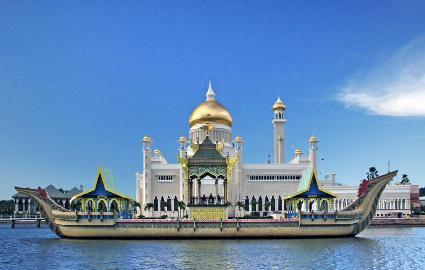 Masjid Sultan Omar Ali Saifuddin di Bandar Seri Begawan, Brunei Darussalam. 