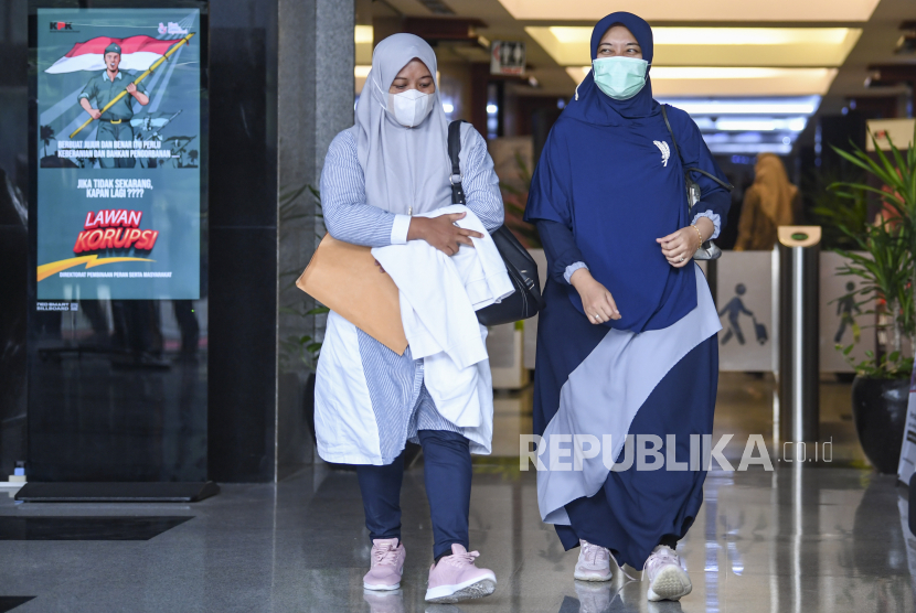 Wakil Gubernur Lampung, Chusnunia Chalim (kanan) berjalan meninggalkan ruangan usai menjalani pemeriksaan terkait laporan harta kekayaan penyelenggara negara (LHKPN) di Gedung KPK, Jakarta, Rabu (17/5/2023). Chusnunia Chalim diminta klarifikasi Laporan Harta Kekayaan Penyelenggara Negara (LHKPN) karena adanya ketidaksesuaian antara kekayaan yang dimilikinya dengan yang dilaporkan ke KPK melalui LHKPN. 