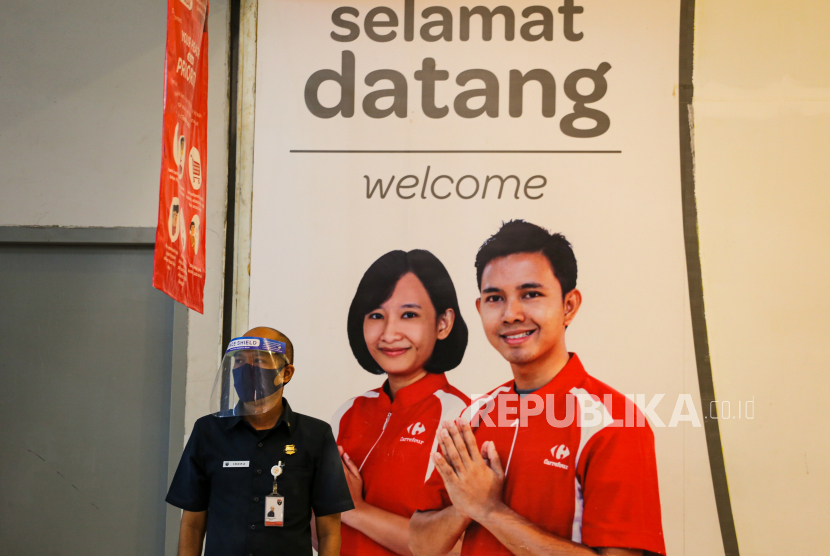Petugas keamanan dengan masker dan pelindung di wajahnya berjaga di Tangcity Mall, Kota Tangerang, Banten, Senin (22/6/2020). Pusat perbelanjaan di Kota Tangerang mulai kembali dibuka pada Penerapan Sosial Berskala Besar (PSBB) dengan menerapkan protokol kesehatan.