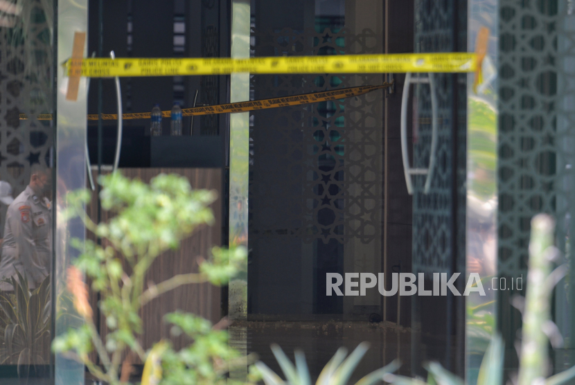 Garis polisi membentang di pintu masuk gedung Majelis Ulama Indonesia pascainsiden penembakan di Jakarta, Selasa (2/5/2023). Tak hanya di gedung MUI, garis polisi juga dipasang di rumah pelaku penembakan.