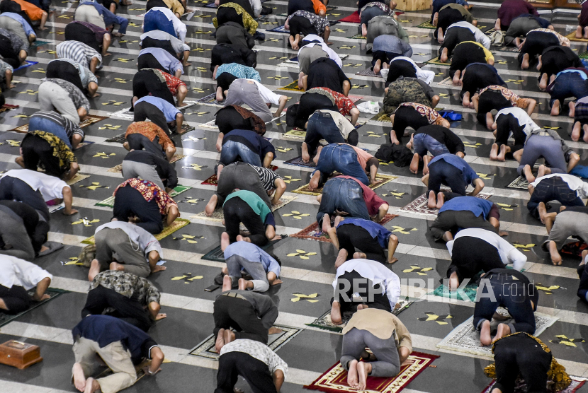 Sejumlah umat muslim melaksanakan ibadah Sholat Jumat 
