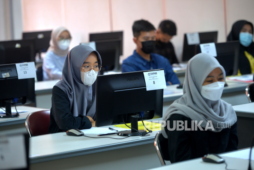 Peserta mengikuti UTBK-SNBT 2023 di UGM, Yogyakarta, Senin (8/5/2023). Ketentuan penerimaan calon mahasiswa baru PTN 2024 berubah.