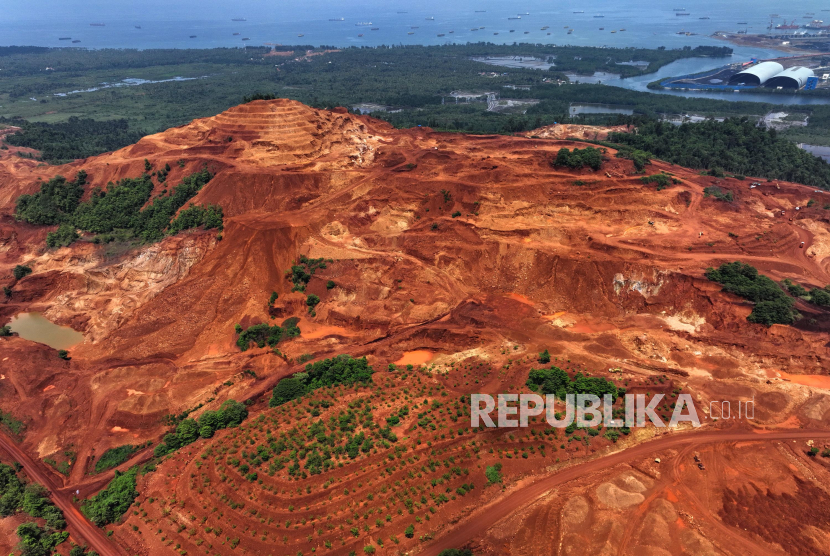 Foto udara areal pasca tambang nikel yang sebagian telah di reklamasi di Kecamatan Motui, Konawe Utara, Sulawesi Tenggara, Kamis (8/2/2024). Pasca diundangkannya Undang-Undang (UU) Nomor 3/ 2020, pengelolaan sektor pertambangan mineral dan batu bara (minerba) memasuki era baru salah satunya pengusaha wajib melakukan reklamasi pasca-tambang. 
