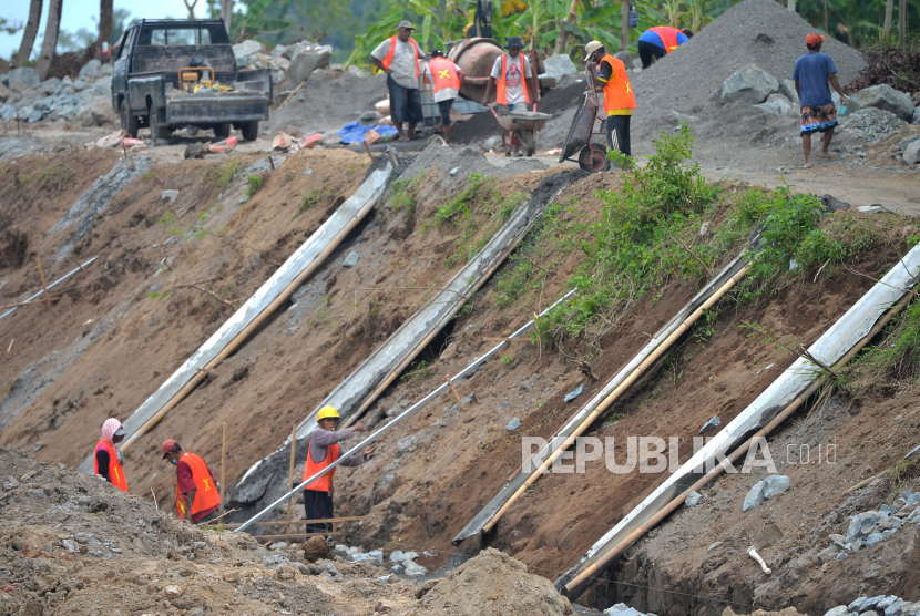 Pengerjaan proyek revitalisasi Selokan Mataram di Sleman, Yogyakarta, Jumat (19/8/2022). Balai Besar Wilayah Sungai Serayu-Opak (BBWSSO) berupaya mengembalikan fungsi Selokan Mataram sebagai saluran irigasi. Untuk itu, jalur irigasi sepanjang kurang lebih 30 kilometer tersebut direvitalisasi. Alokasi anggaran yang digunakan untuk merevitalisasi saluran cagar budaya ini sebesar Rp 174 miliar.