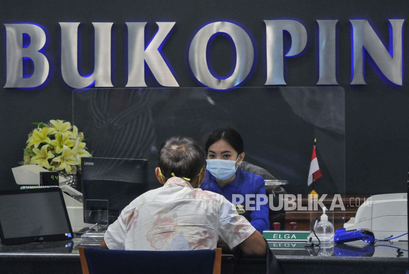 Suasana pelayanan nasabah di kantor pusat Bank Bukopin, (ilustrasi). PT Bank Bukopin Tbk resmi berganti nama menjadi PT Bank KB Bukopin Tbk setelah mendapatkan izin dari Otoritas Jasa Keuangan (OJK).