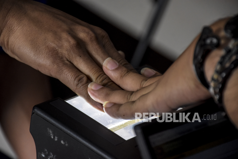 Dinas Kependudukan dan Catatan Sipil Kota Surabaya menyebutkan, tingginya permohonan untuk membuat Kartu Tanda Penduduk (KTP) Elektronik membuat ketersediaan blangko KTP di Kota Pahlawan, Jatim, menipis. Ilustrasi