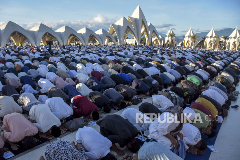 Umat muslim melaksanakan Sholat Idul Adha 1444 Hijriyah di Masjid Raya Al Jabbar, Gedebage, Kota Bandung, Jawa Barat, Kamis (29/6/2023). 