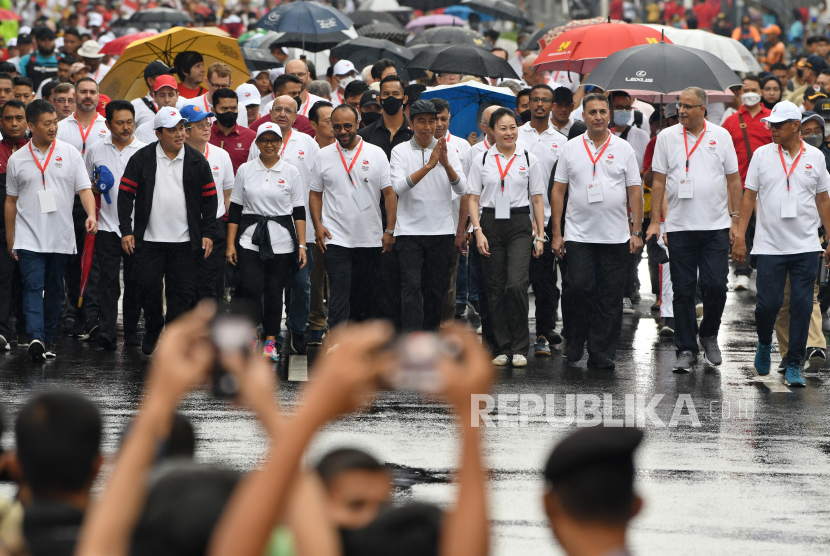 Presiden Joko Widodo (tengah) berjalan bersama jajaran menteri dan para duta besar negara-negara anggota ASEAN serta negara sahabat lainnya dalam Parade ASEAN di Jalan MH. Thamrin, Jakarta, Ahad (29/1/2023). Acara tersebut menjadi awal rangkaian kegiatan yang puncaknya akan berlangsung dua kali yakni Konferensi Tingkat Tinggi (KTT) ASEAN pada Mei 2023 di Labuan Bajo, Provinsi Nusa Tenggara Timur (NTT) dan KTT ASEAN Plus di Jakarta pada September 2023. 