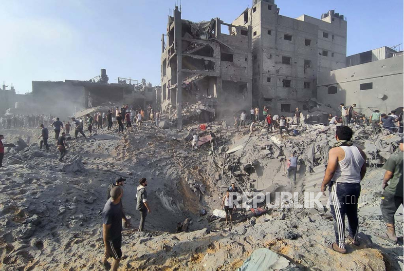 Warga Palestina memeriksa kerusakan bangunan yang hancur akibat serangan udara Israel (ilustrasi).