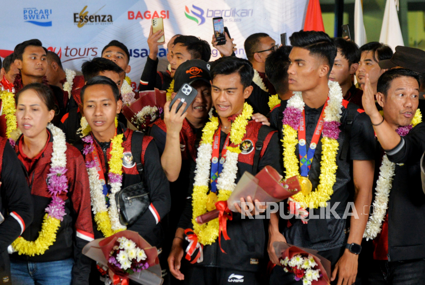 Pemain Timnas Sepakbola Indonesia U-22 Ramadhan Sananta (kanan), Pratama Arhan (kedua kanan) dan Beckham Putra (kedua kiri) bersama pemain lainnya tiba di Terminal 3 Bandara Soekarno Hatta, Tangerang, Banten, Kamis (18/5/2023). Timnas Sepakbola Indonesia U-22 bersama sejumlah atlet  lainnya kembali ke Tanah Air usai bertanding pada ajang SEA Games 2023 di Kamboja. Timnas Sepakbola Indonesia berhasil meraih medali emas usai mengalahkan Timnas Thailand dengan skor 5-2 pada babak final SEA Games 2023 Kamboja.  Kemenangan tersebut merupakan sejarah bagi Timnas sepakbola untuk pertama kalinya meraih medali emas setelah penantian selama 32 tahun. Sementara, pada perhelatan pesta olahraga tertinggi se-Asia Tenggara tersebut, Indonesia berhasil keluar menjadi negara peraih medali terbanyak ketiga setelah Vietnam dan Thailand dengan jumlah perolehan medali sebanyak 276 medali, terdiri dari 87  emas, 80 perak dan 109 perunggu.