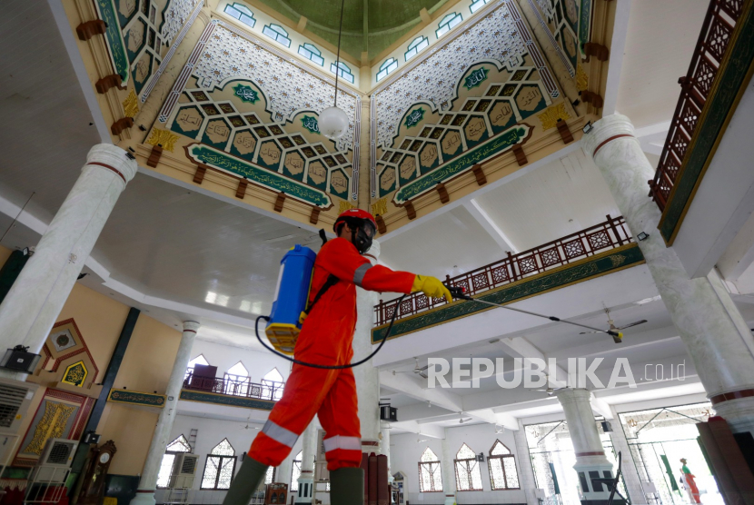 Relawan Dompet Dhuafa Aceh melakukan penyemprotan cairan desinfektan di Masjid Kupiah Meuketop, Banda Aceh, Aceh, Ahad (22/32020).(Antara/Irwansyah Putra)