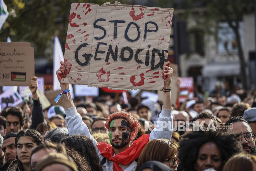 Para pengunjuk rasa mengambil bagian dalam demonstrasi yang diselenggarakan oleh Kolektif Nasional untuk perdamaian yang adil dan abadi antara Palestina dan Israel di Paris, Prancis, Ahad, (22/10/2023).