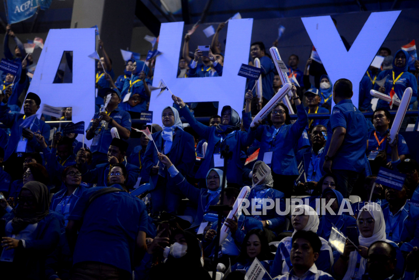 Sejumlah kader hadir saat acara pidato politik Ketua Umum DPP Partai Demokrat, Agus Harimurti Yudhoyono (AHY) di Tennis Indoor Senayan, Jakarta Pusat, Selasa (14/2/2023). 