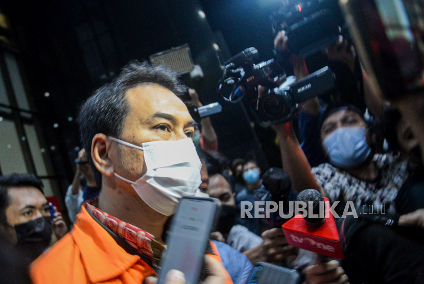 Wakil Ketua DPR RI Azis Syamsuddin mengenakan rompi tahanan