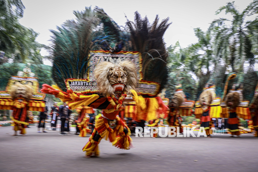 Seniman Reog Ponorogo tampil saat syukuran penetapan Reog Ponorogo sebagai Warisan Budaya Takbenda (WBTb) UNESCO di Kementerian Koordinator Bidang Perekonomian, Jakarta, Sabtu (11/1/2025). Reog Ponorogo resmi diakui sebagai WBTb pada 3 Desember 2024 dalam Sidang Ke-19 Komite Antarpemerintah UNESCO untuk Perlindungan Warisan Budaya Takbenda di Paraguay. 