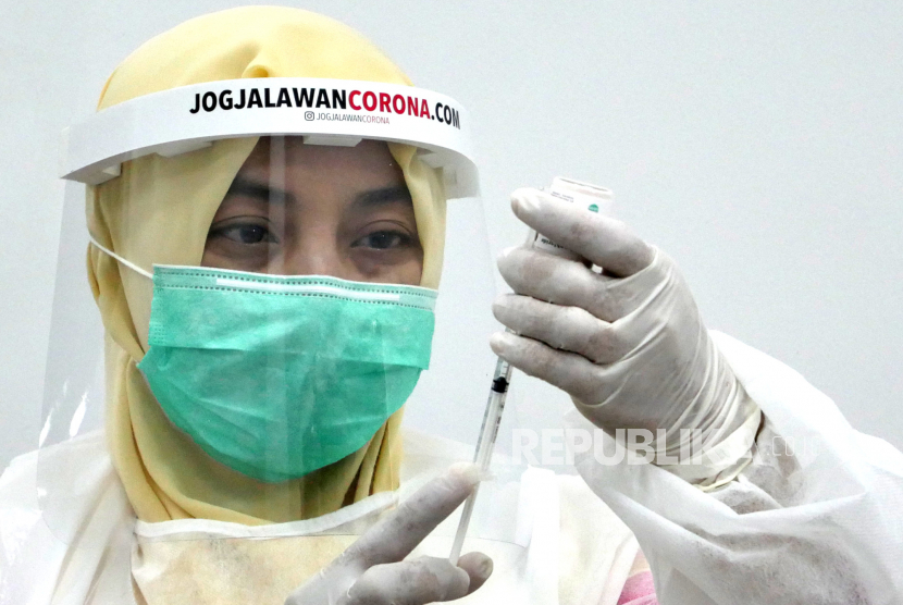 Petugas medis mengikuti simulasi  vaksinasi Covid-19 di RSUD Panembahan Senopati, Bantul, Yogyakarta, Rabu (13/1). Simulasi ini dilakukan jelang vaksinasi Covid-19 tahap pertama mulai Kamis (14/1) untuk wilayah Yogyakarta.