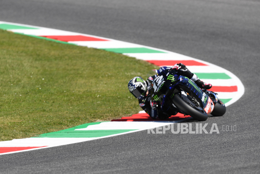 Pembalap Moto GP Spanyol Maverick Vinales dari Monster Energy tim Yamaha MotoGP beraksi selama sesi latihan bebas pertama untuk Motorcycling Grand Prix Italia di sirkuit Mugello di Scarperia, Italia tengah, 28 Mei 2021.