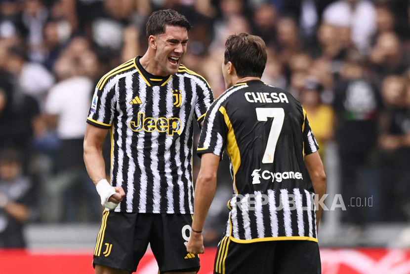 Penyerang Juventus Dusan Vlahovic (kiri) merayakan golnya bersama rekannya, Federico Chiesa, pada laga melawan Lazio beberapa waktu lalu.