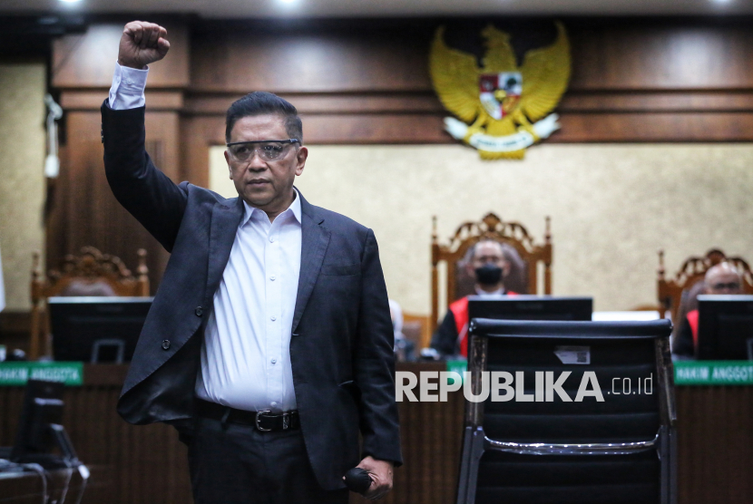 Sekjen PDIP Hasto Kristiyanto bersiap menjalani sidang pembacaan putusan di Pengadilan Tipikor, Jakarta, Jumat (25/7/2025).