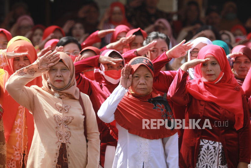 Pedagang mengikuti Upacara Kemerdekaan RI di halaman parkir Pasar Beringharjo, Yogyakarta, Rabu (17/8/2022). Upacara yang diikuti puluhan pedagang pasar, buruh gendong dan petugas pasar yang digelar pertama kali tersebut untuk menyemarakan HUT Ke-77 Kemerdekaan Republik Indonesia. 