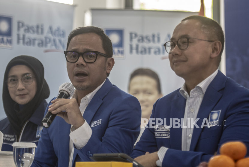   Ketua Dewan Pengurus Pusat (DPP) Partai Amanat Nasional (PAN), Bima Arya Sugiarto (kiri) bersama Sekjen PAN Eddy Soeparno (kanan) 