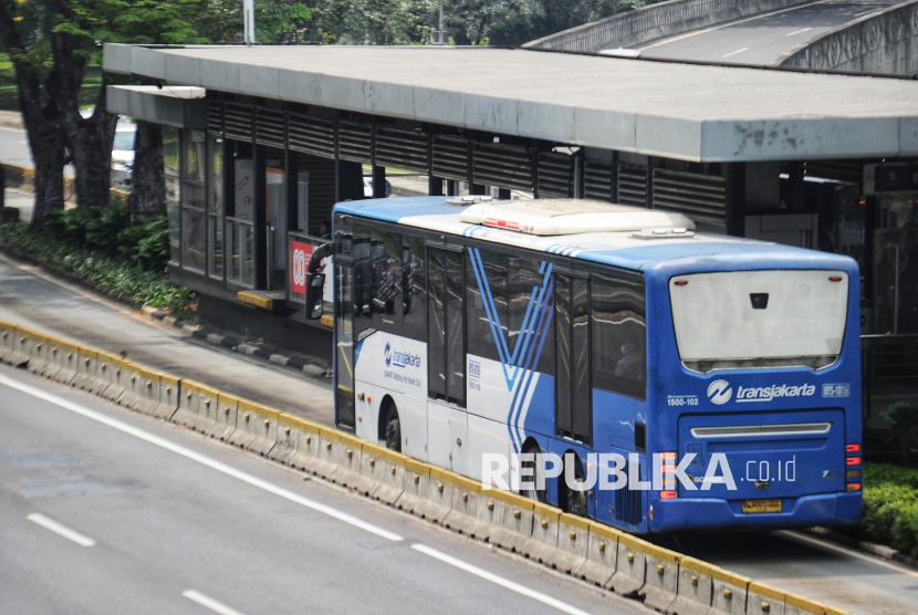 Buus Transjakarta melintas. (ilustrasi). Transjakarta melakukan uji coba fungsional Halte Bundaran Senayan setelah selesai diperbaiki pascademonstrasi pada akhir Agustus lalu.