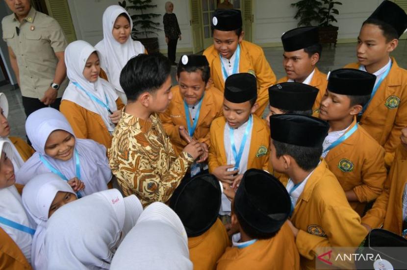 Wapres Gibran Ajak Ratusan Santri Kunjungi Istana dan Monas Jelang Hari Santri