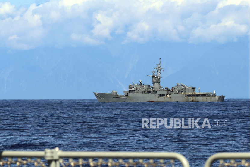  Dalam foto yang dirilis oleh Kantor Berita Xinhua China ini, fregat angkatan laut Taiwan Lan Yang terlihat dari geladak kapal militer China selama latihan militer pada hari Jumat, 5 Agustus 2022. China mengatakan kunjungan komite anggota parlemen Inggris ke Taiwan merupakan 
