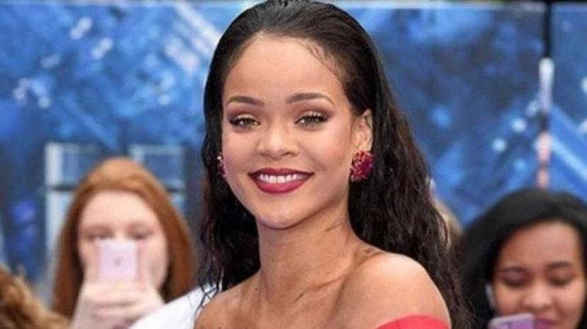 Rihanna memberikan donasi miliaran untuk melawan virus corona